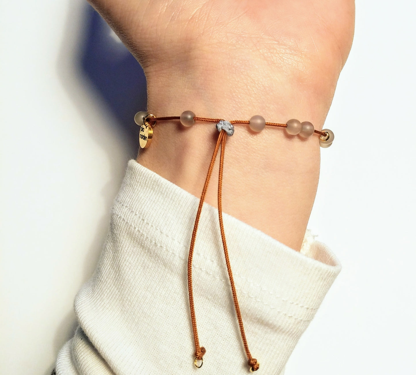 Weißer Labradorit & Achat Armband | weiß grau cognac gold