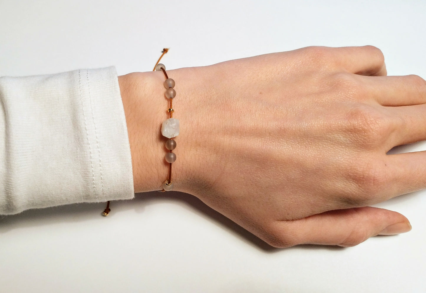 Weißer Labradorit & Achat Armband | weiß grau cognac gold