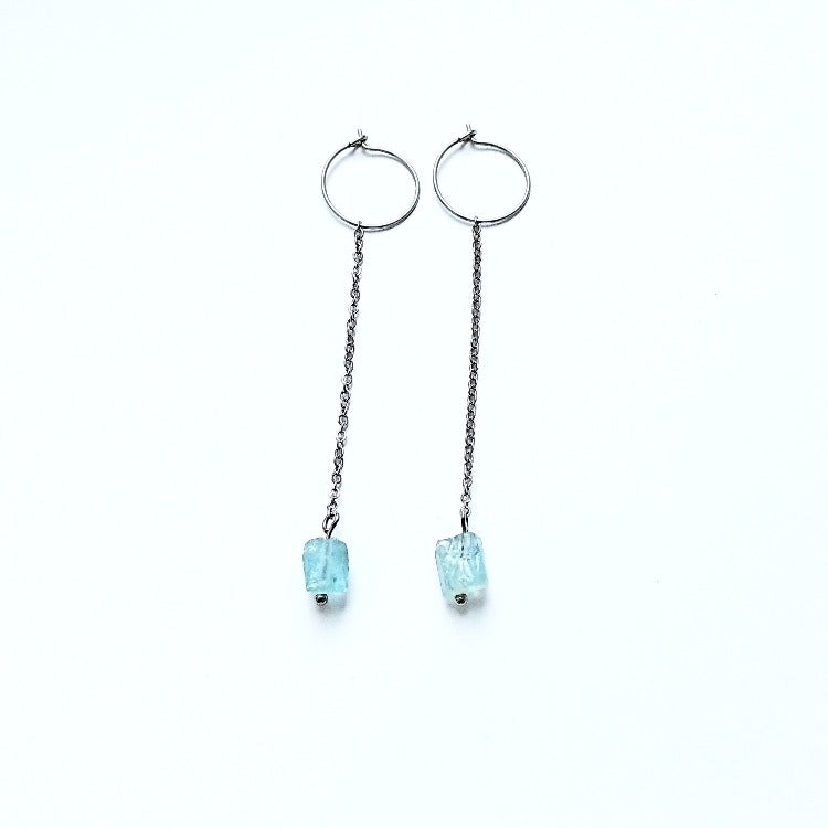 Lange Ohrringe mit blauem natürlichen Aquamarin