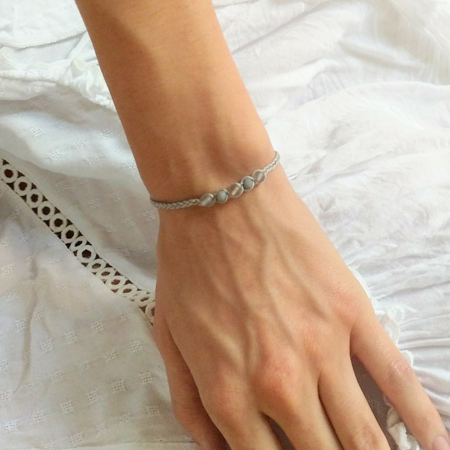 Schmales Achat Armband geflochten - monochrom grau