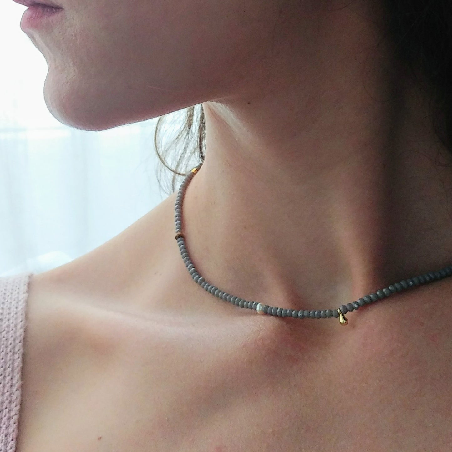 Kurze Halskette | Choker mit kleinen Edelsteinen, Süßwasserperlen und Quasten