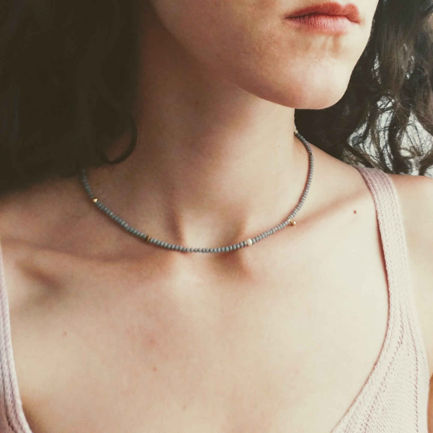 Kurze Halskette | Choker mit kleinen Edelsteinen, Süßwasserperlen und Quasten