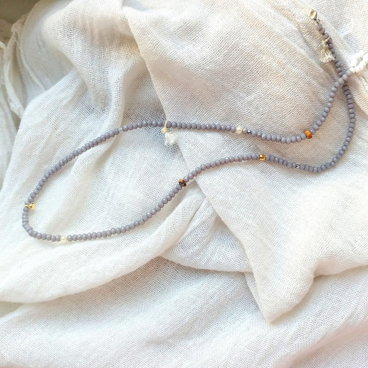 Kurze Halskette | Choker mit kleinen Edelsteinen, Süßwasserperlen und Quasten