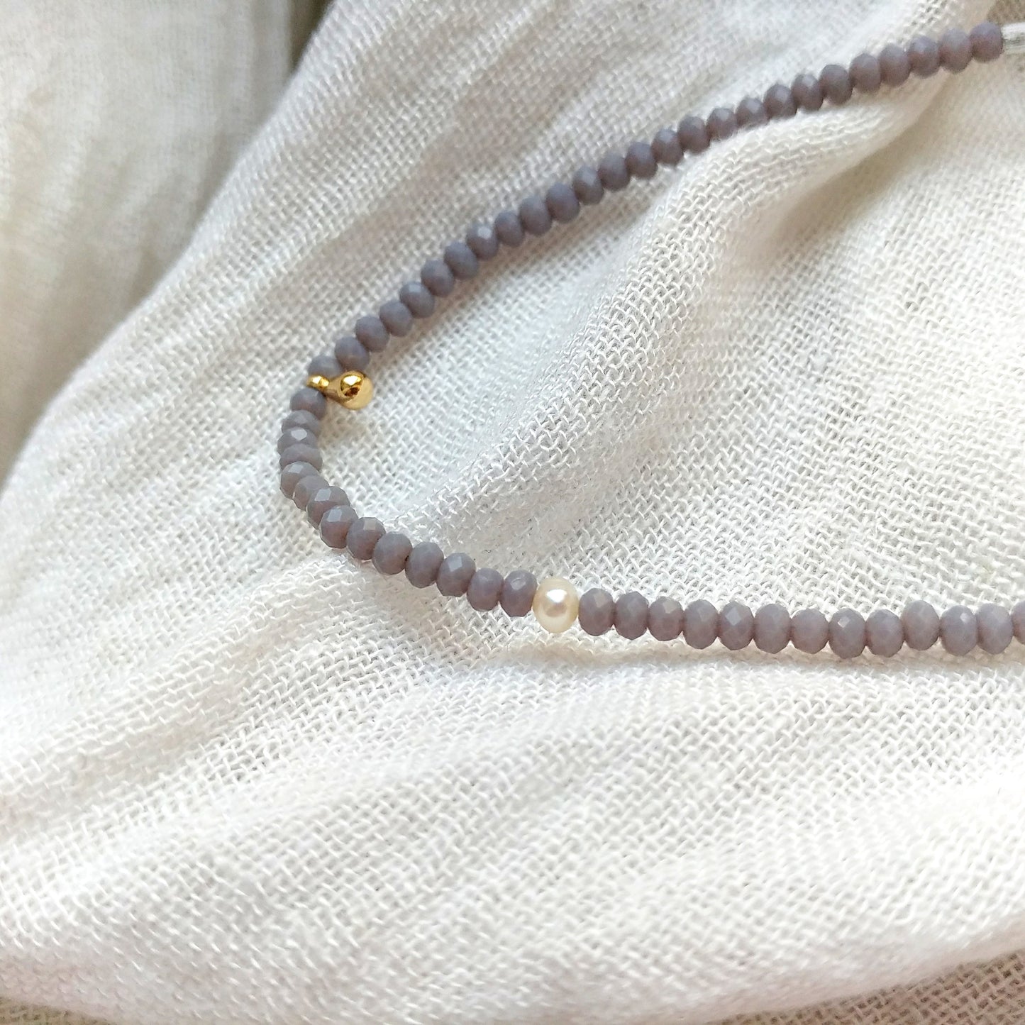 Kurze Halskette | Choker mit kleinen Edelsteinen, Süßwasserperlen und Quasten