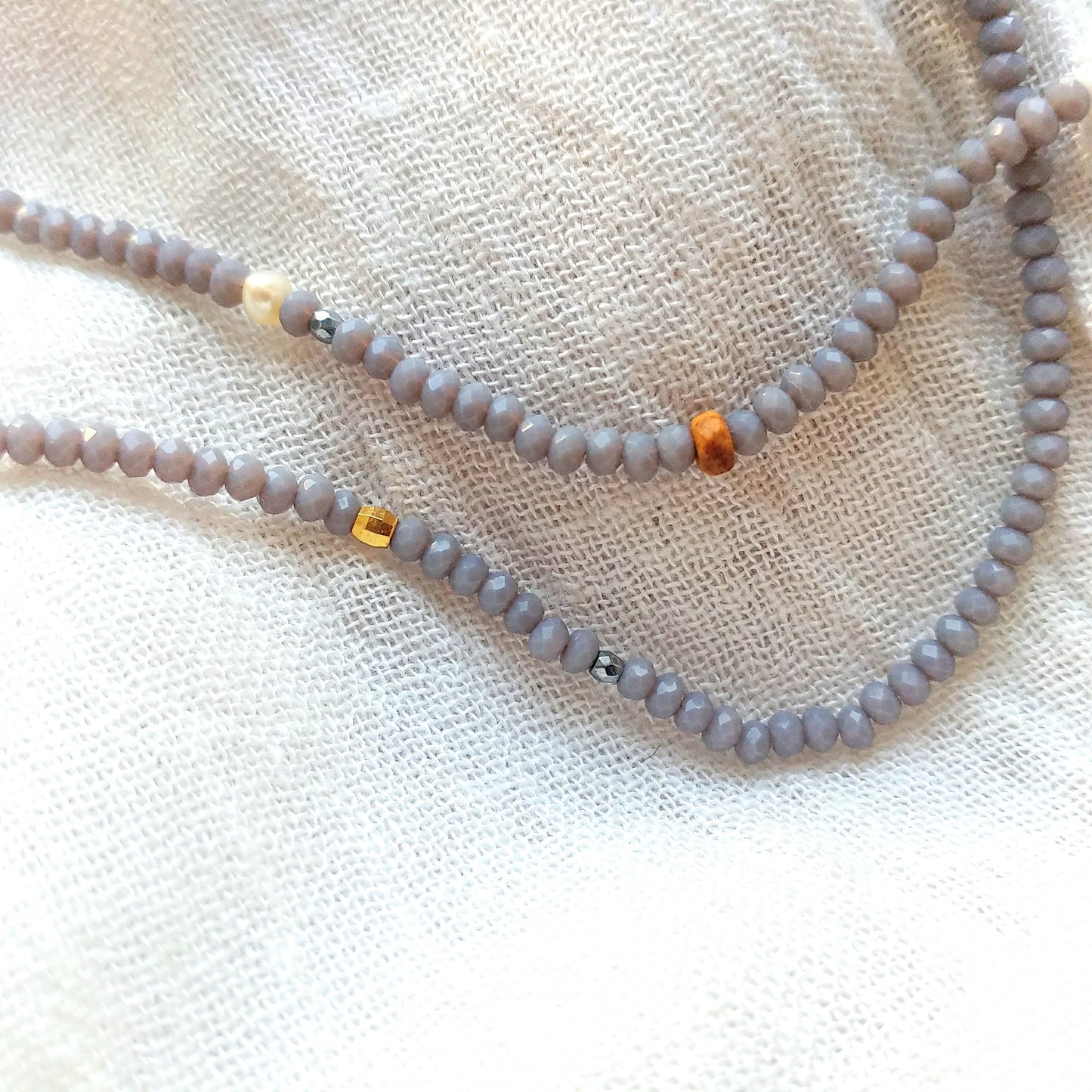 Kurze Halskette | Choker mit kleinen Edelsteinen, Süßwasserperlen und Quasten