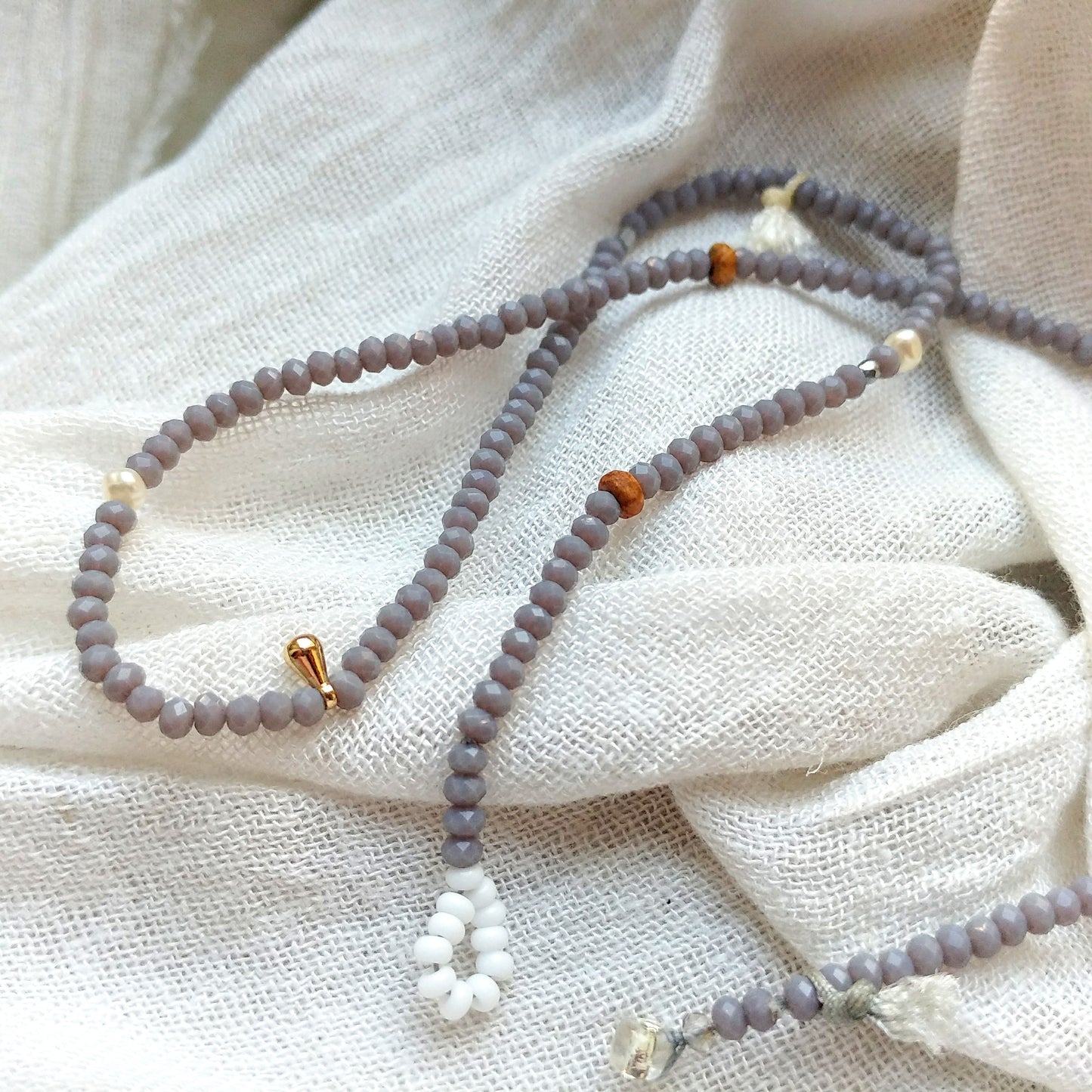 Kurze Halskette | Choker mit kleinen Edelsteinen, Süßwasserperlen und Quasten
