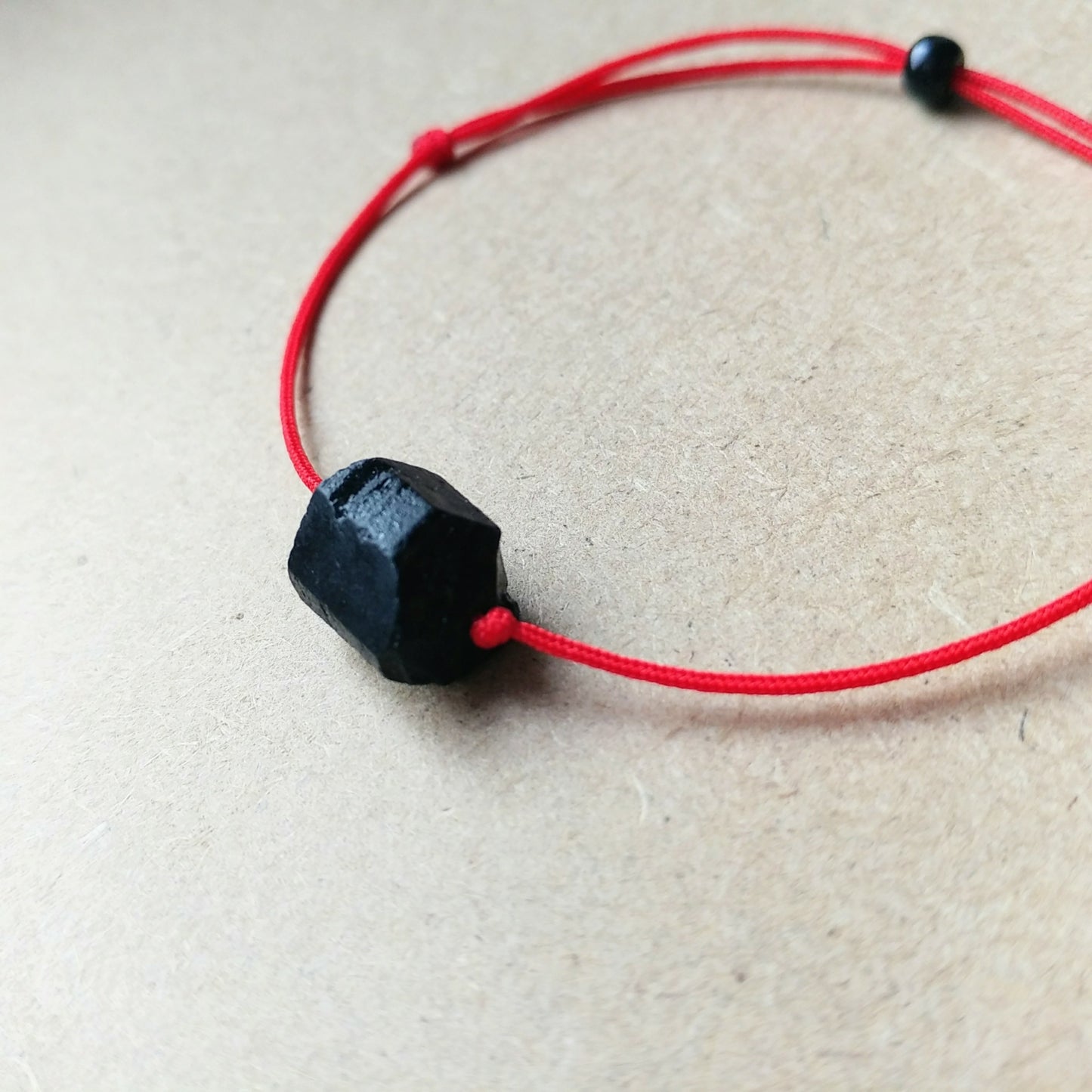 Rotes Armband mit schwarzem Turmalin