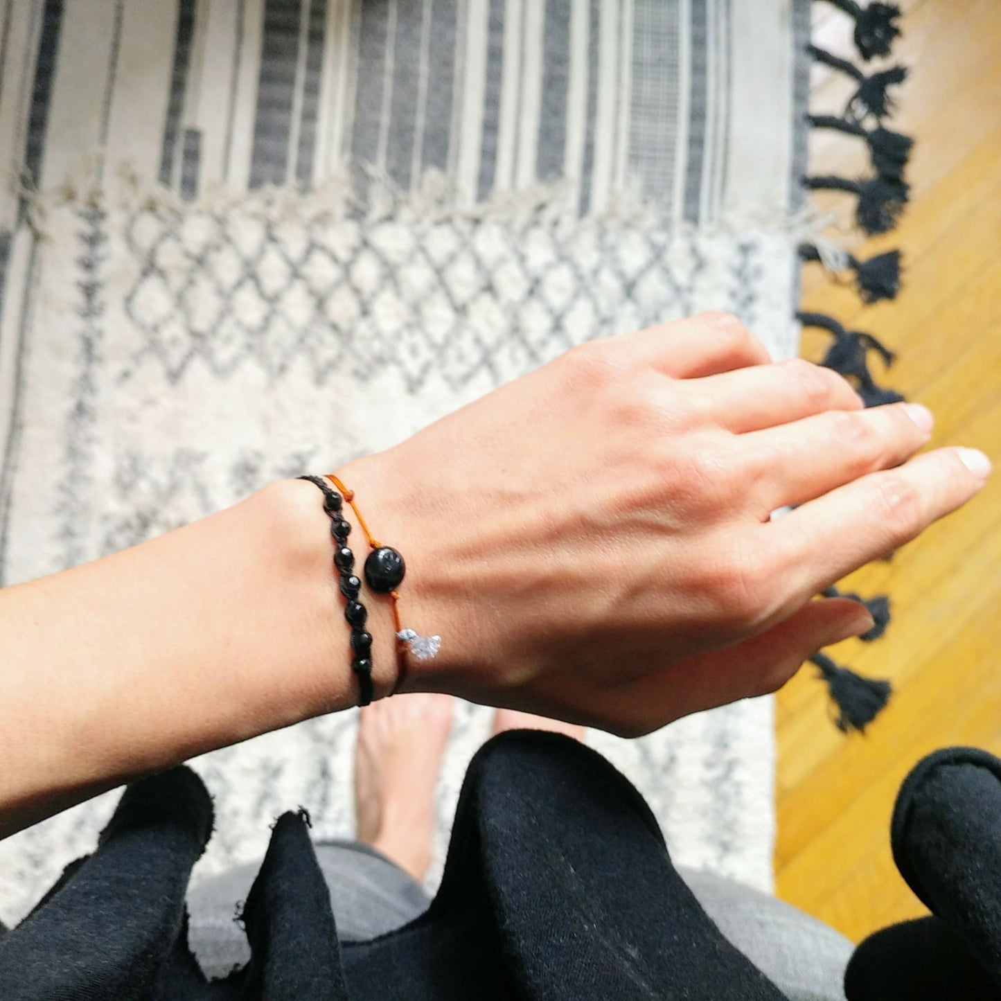 Schwarzer Turmalin Nugget Armband, cognac, grau