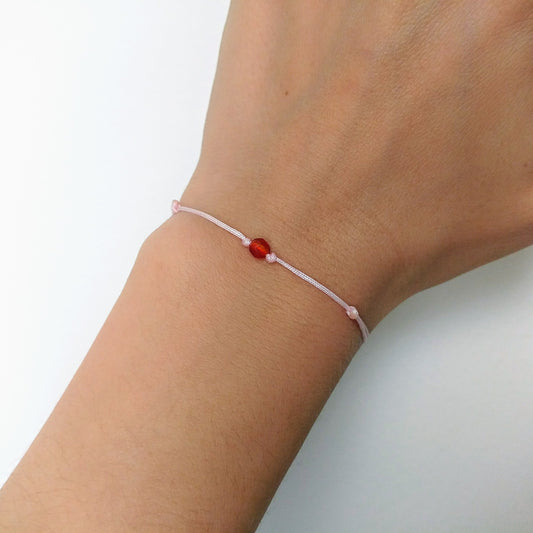 Dünnes Armband mit rotem Karneol und hellrosa Schnur - rosa rot