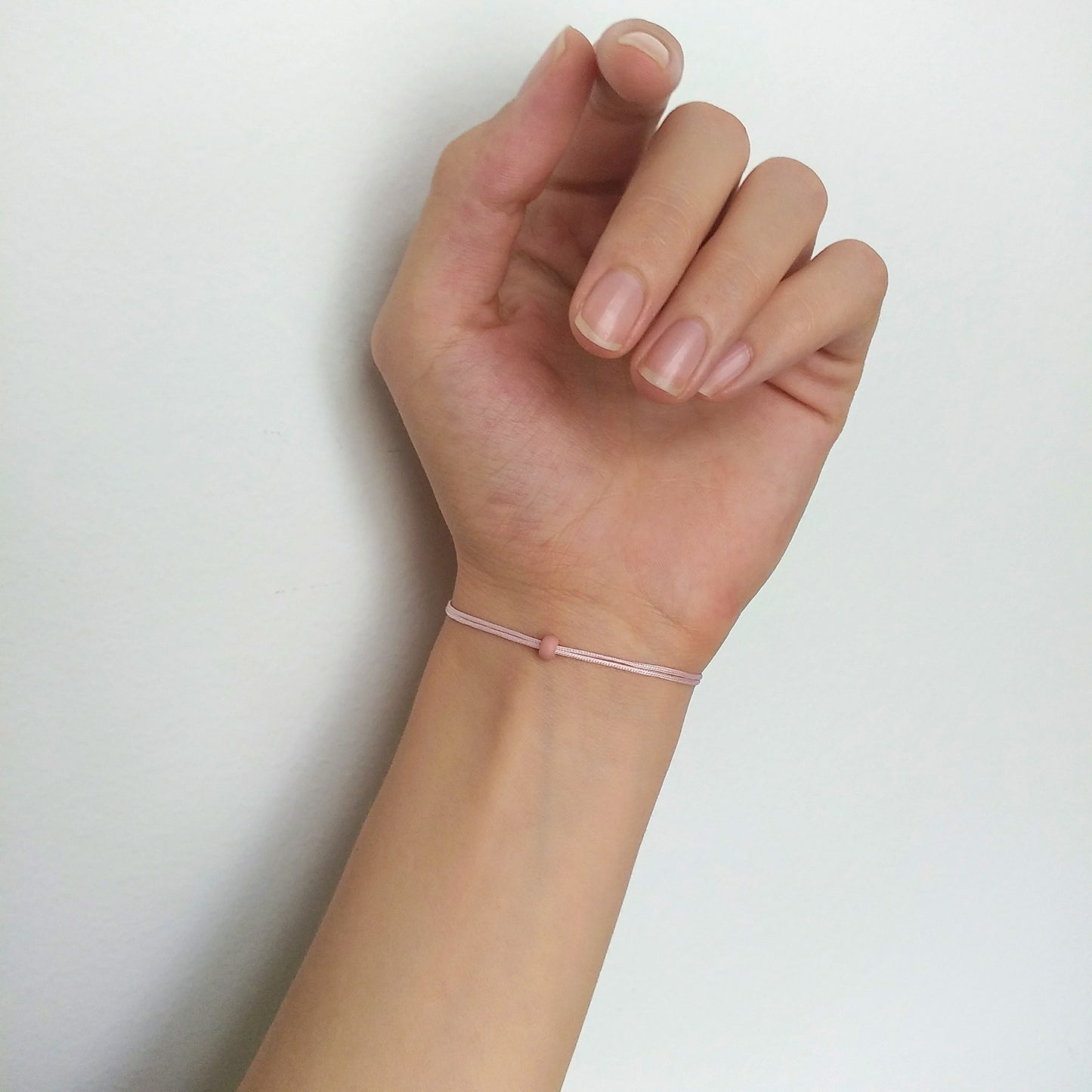 Dünnes Armband mit rotem Karneol und hellrosa Schnur - rosa rot