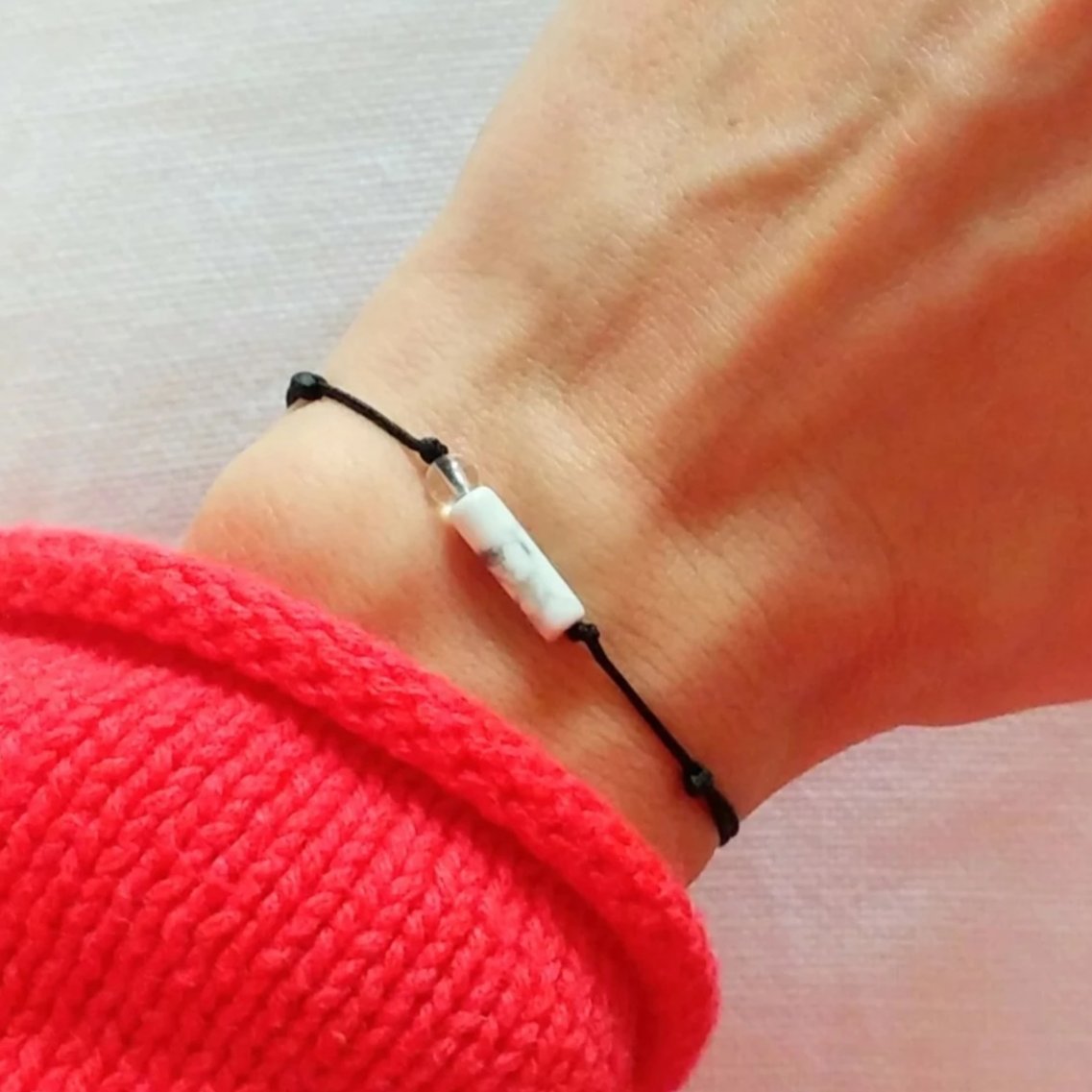 Minimalistisches Howlith & Bergkristall Armband schwarz weiß