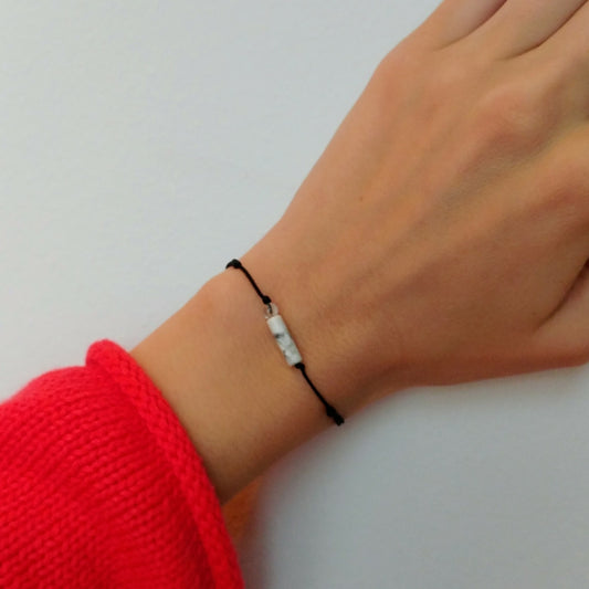 Minimalistisches Howlith & Bergkristall Armband schwarz weiß