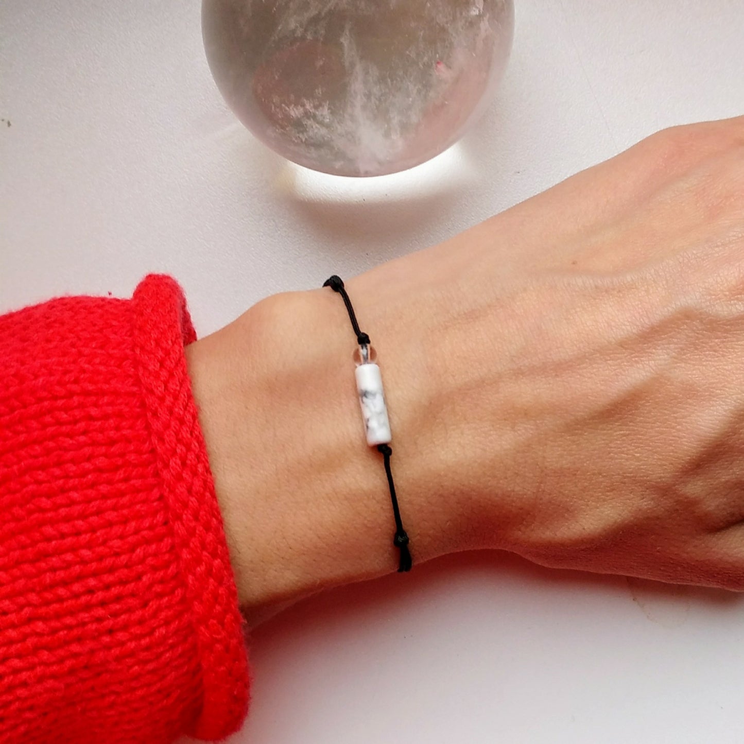 Minimalistisches Howlith & Bergkristall Armband schwarz weiß