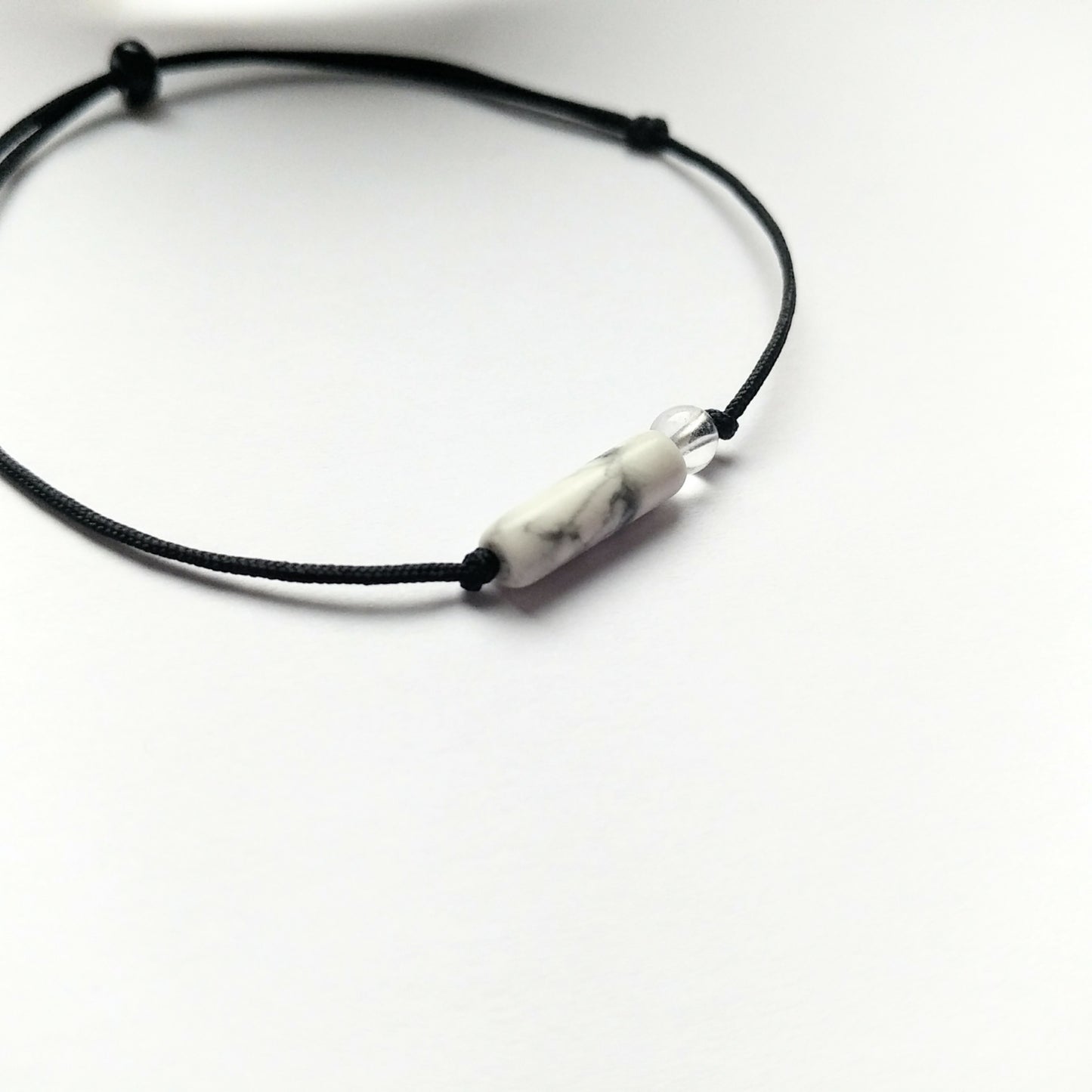 Minimalistisches Howlith & Bergkristall Armband schwarz weiß