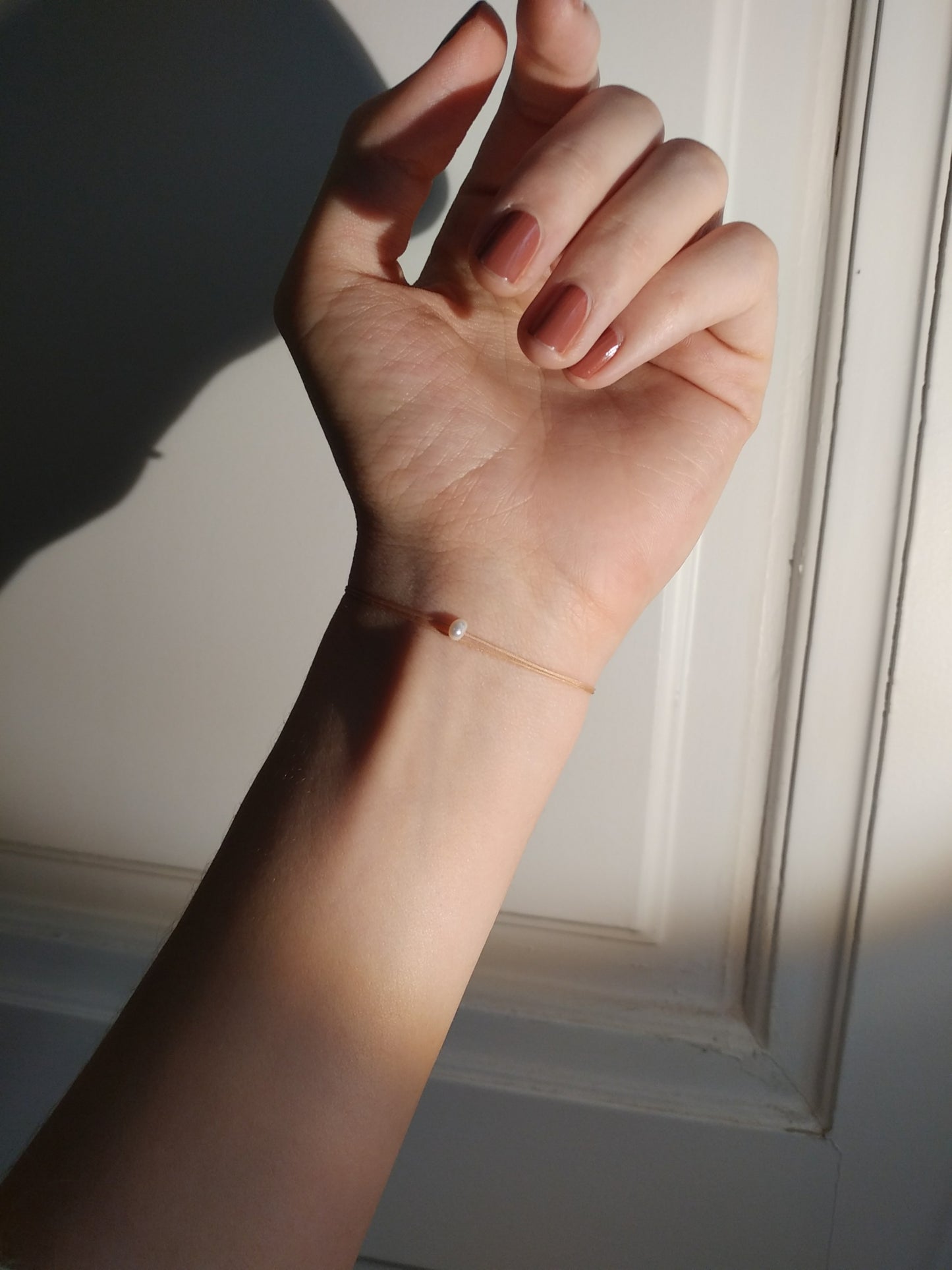 Zartes Armband mit Perlen beige