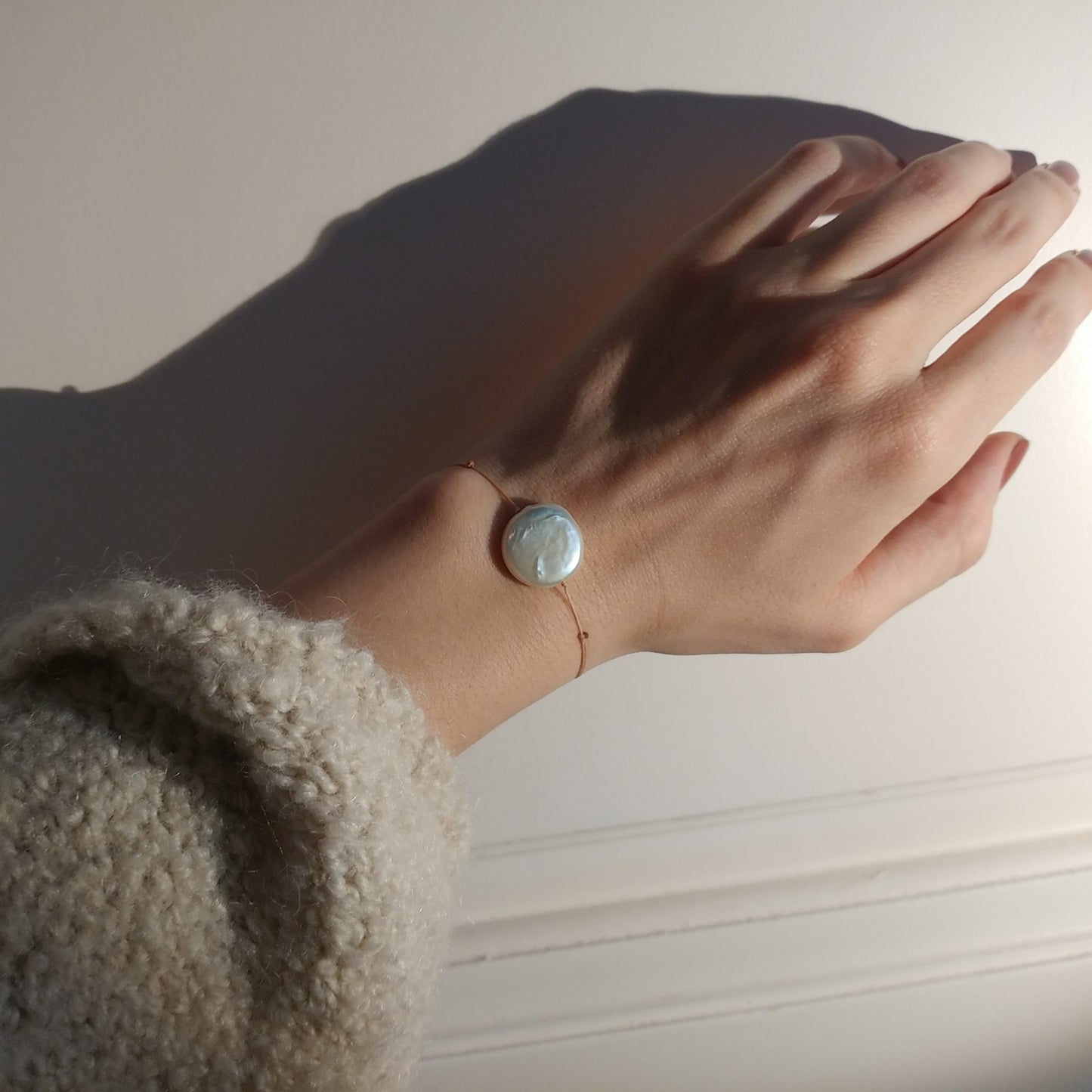 Zartes Armband mit Perlen beige