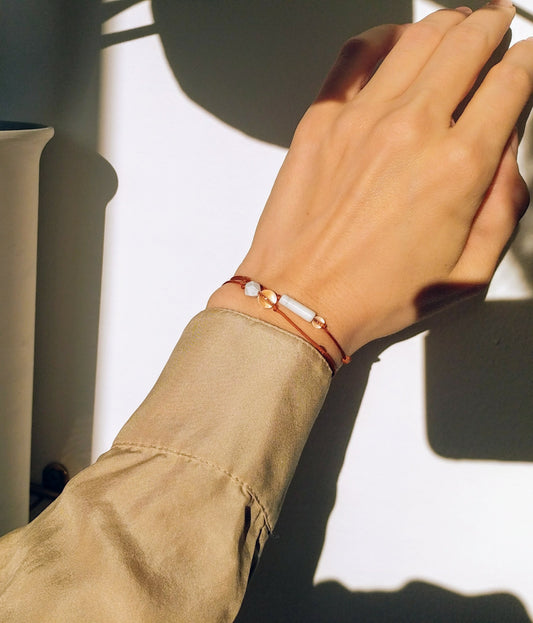 Zartes Edelstein Armband - weiß & cognac braun | pia norden
