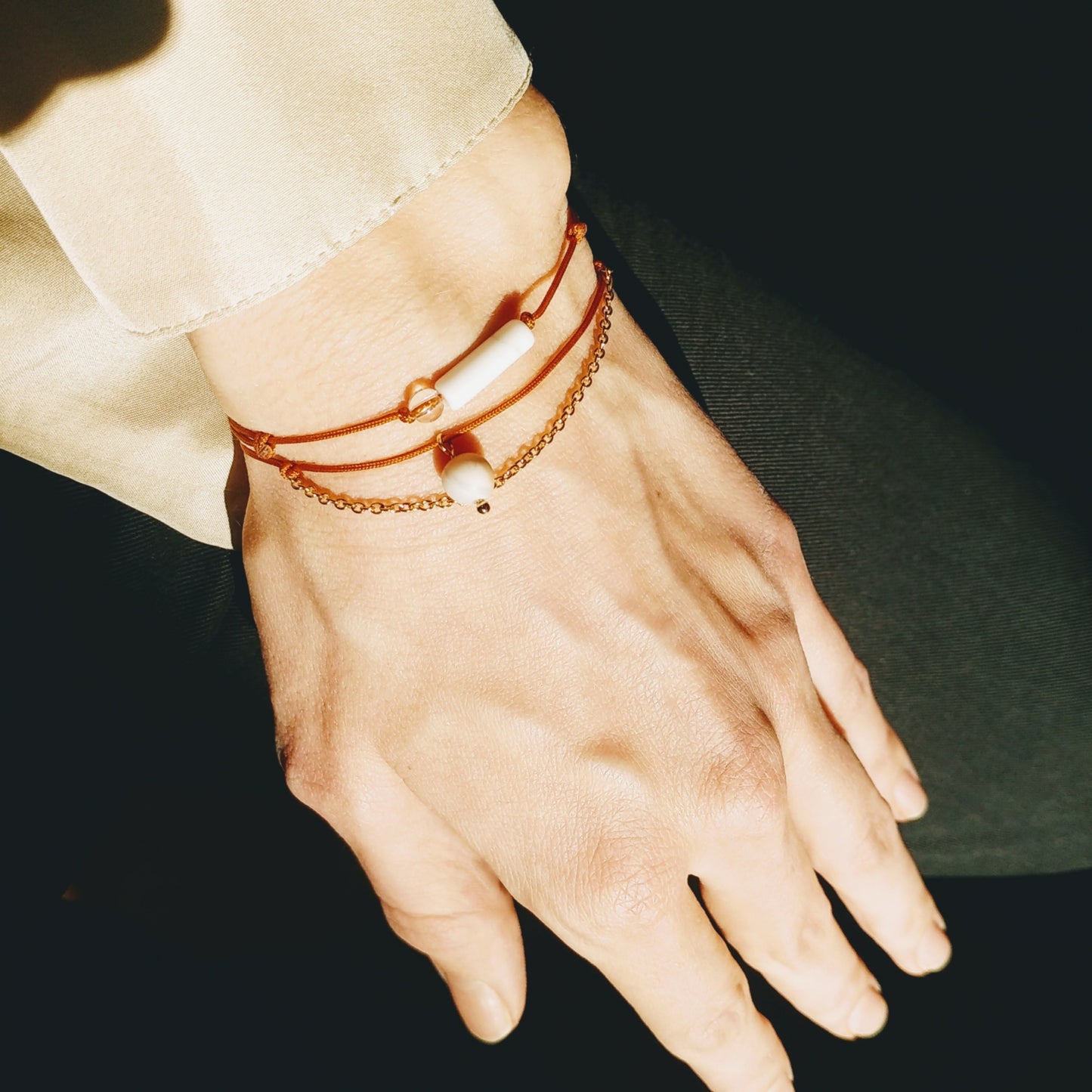 Dünnes layering Armband Gold & Achat | cognac braun