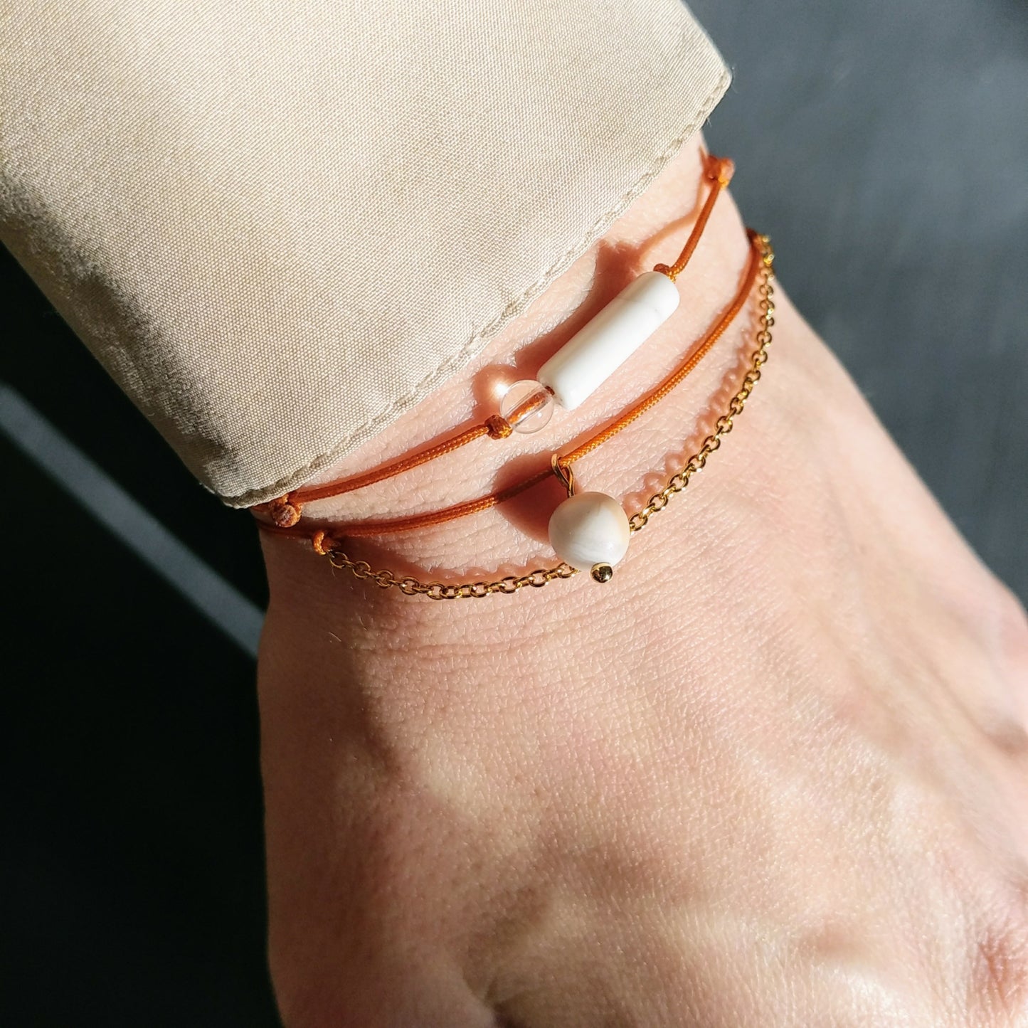 Dünnes layering Armband Gold & Achat | cognac braun