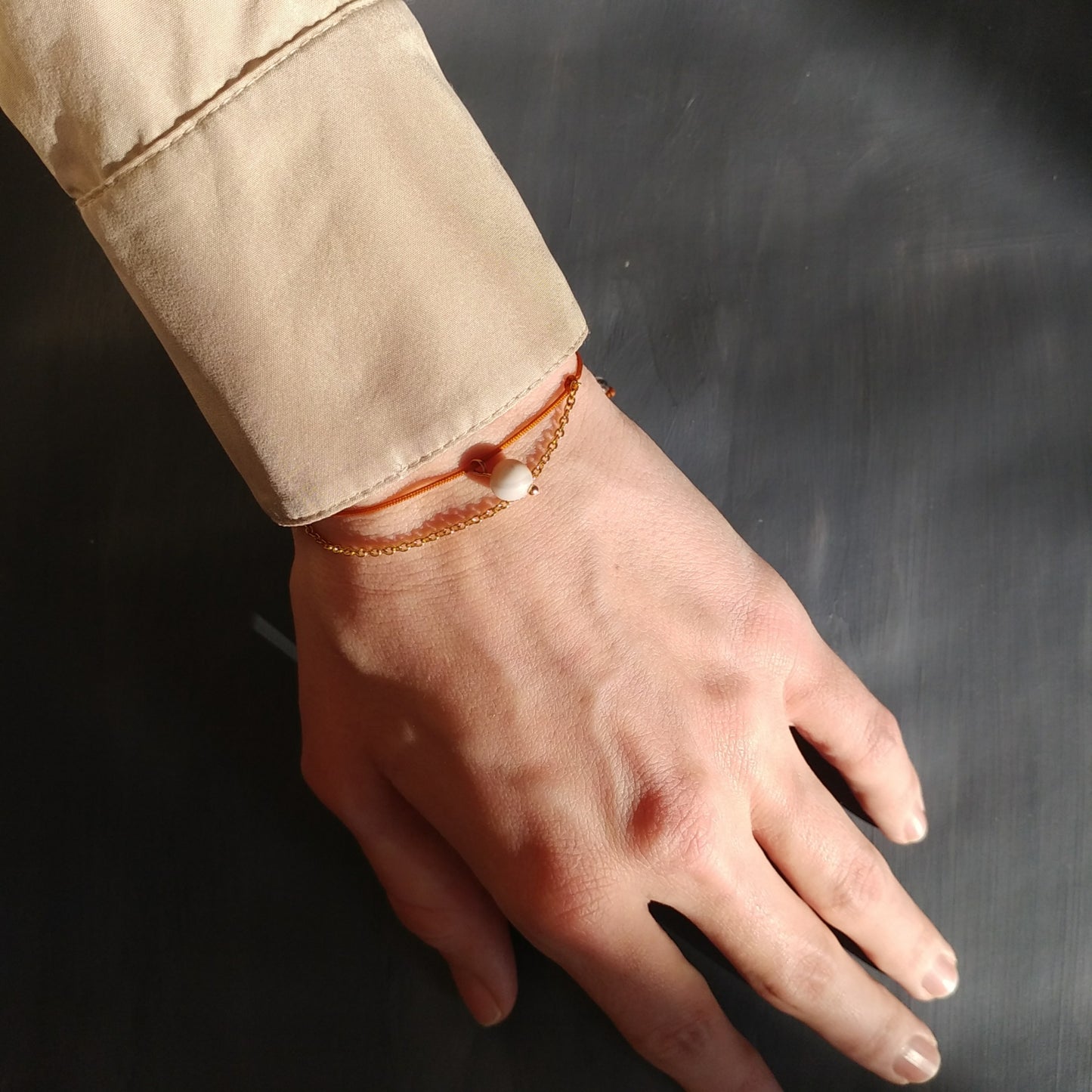 Dünnes layering Armband Gold & Achat | cognac braun