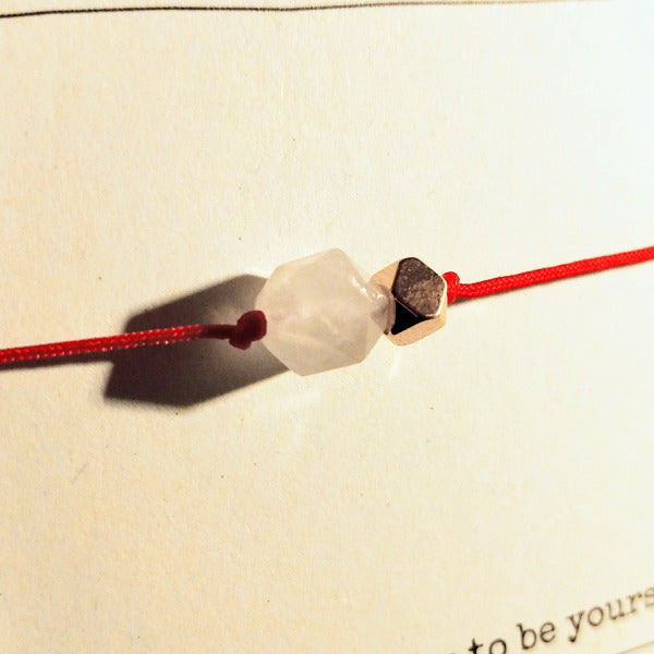 Schmuckkarten mit Rotem Armband mit Rosenquarz und Roségold