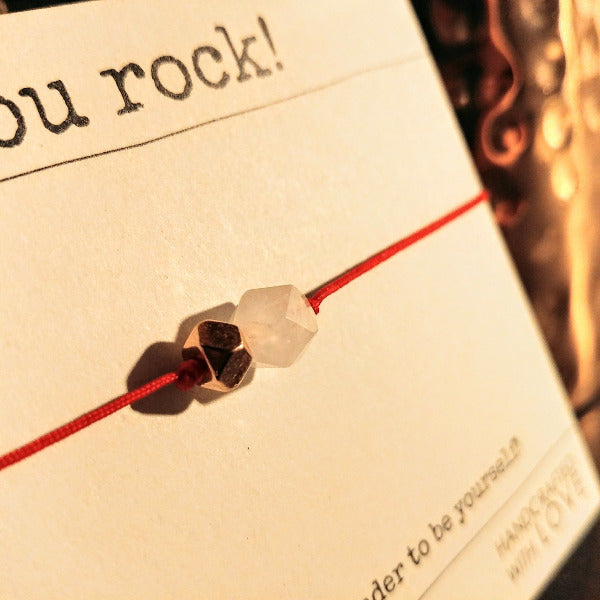Schmuckkarten mit Rotem Armband mit Rosenquarz und Roségold