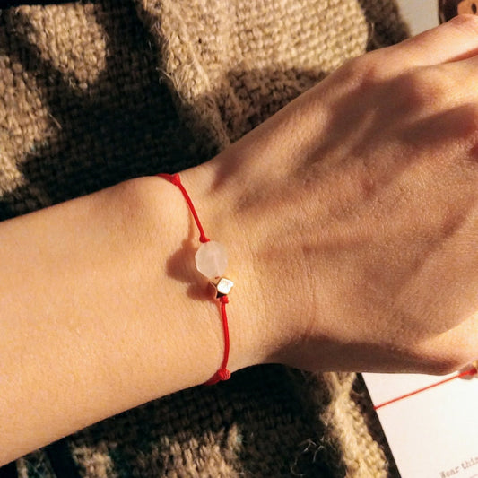 Rotes Armband mit Rosenquarz und Roségold
