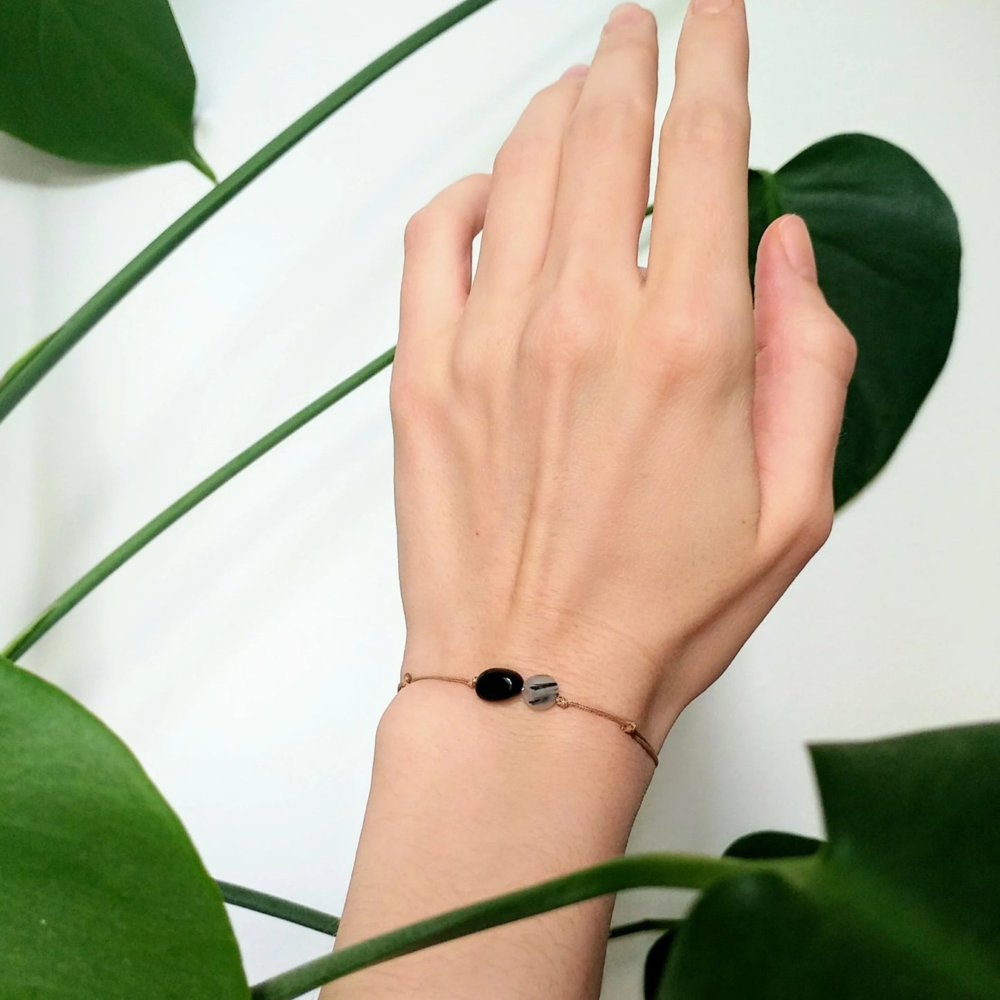 Schwarzer Turmalin & Turmalinquarz Armband beige schwarz weiß Monstera Pflanze