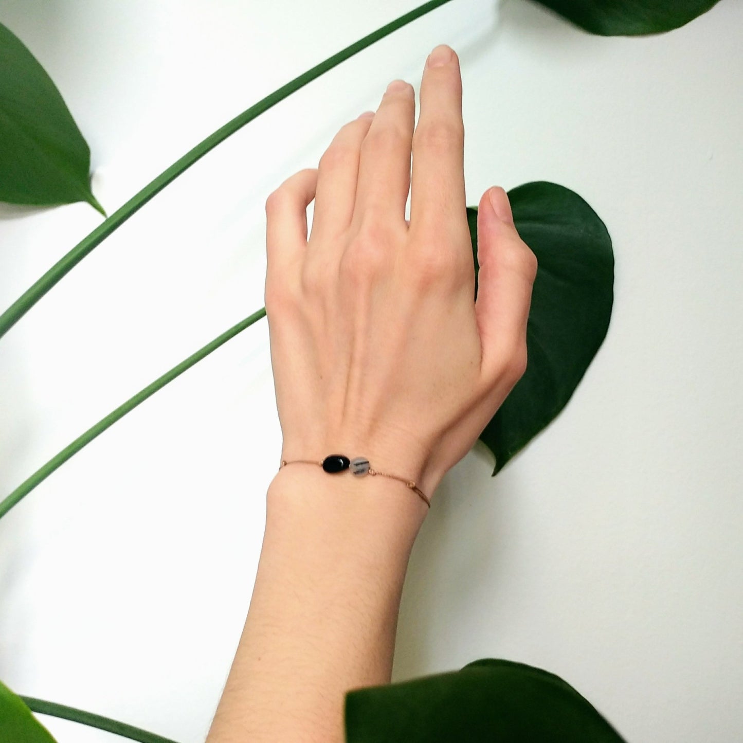 Schwarzer Turmalin & Turmalinquarz Armband beige schwarz weiß Monstera Blätter