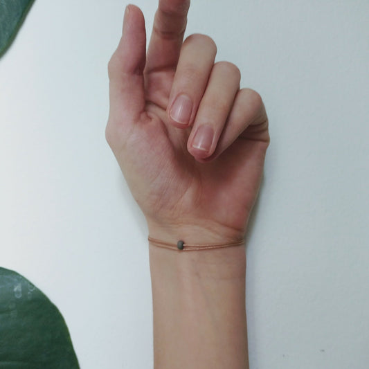 Schwarzer Turmalin & Turmalinquarz Armband beige schwarz weiß Rückseite mit grauer Perle