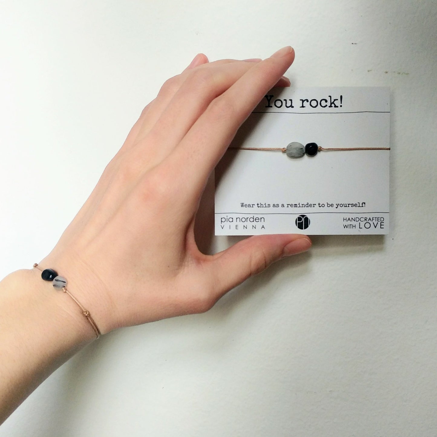 Schwarzer Turmalin & Turmalinquarz Armband beige schwarz weiß, Schmuckkärtchen YOU ROCK pia norden