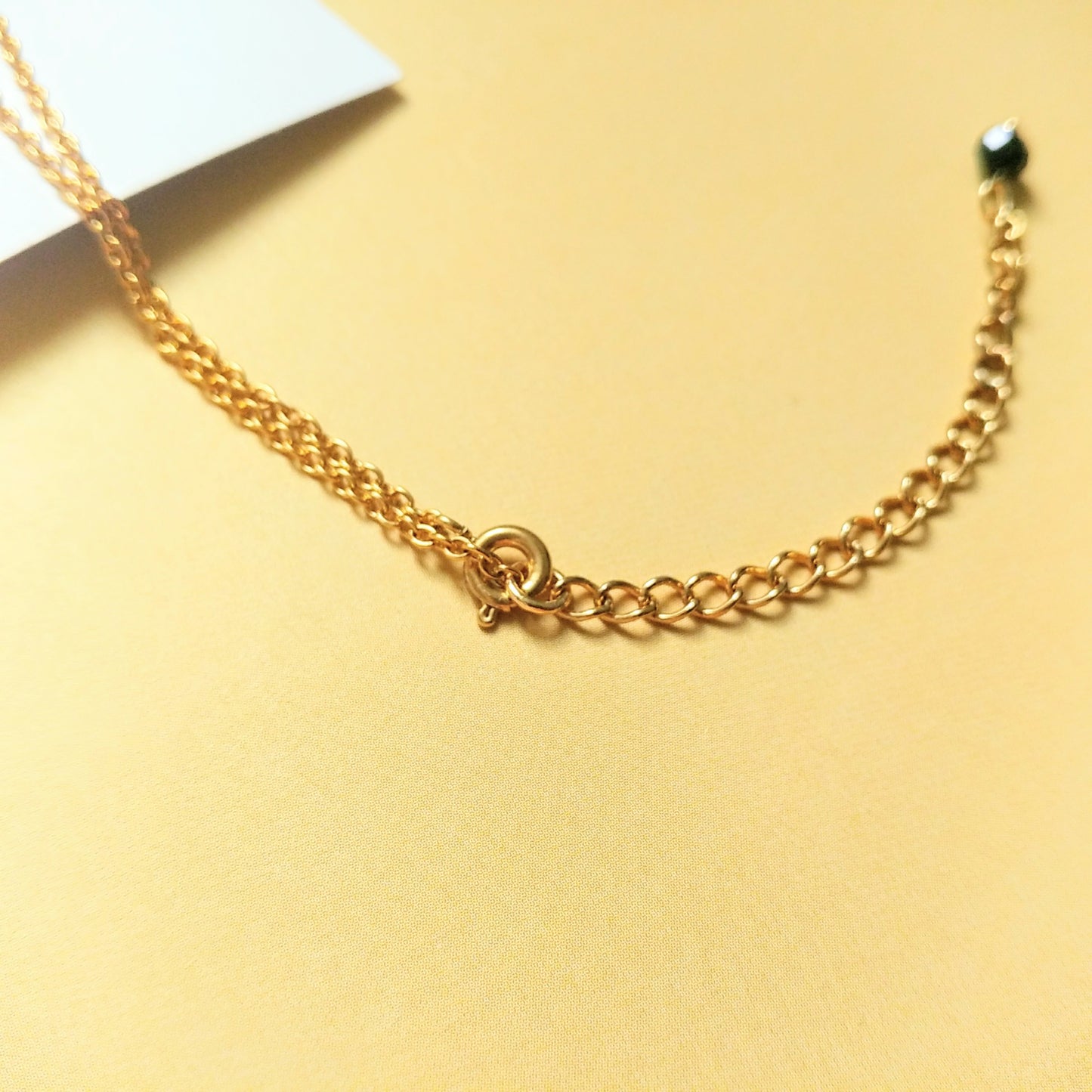 Goldene Halskette aus Edelstahl mit schwarzem Turmalin von pia norden Onlineshop