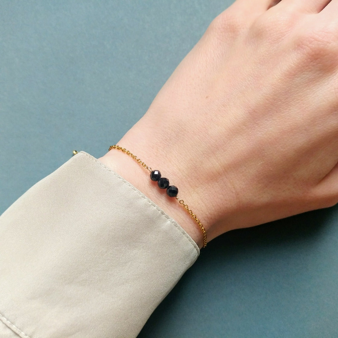 Armband - Schwarzer Turmalin facettiert auf feiner Kette aus Edelstahl in gold