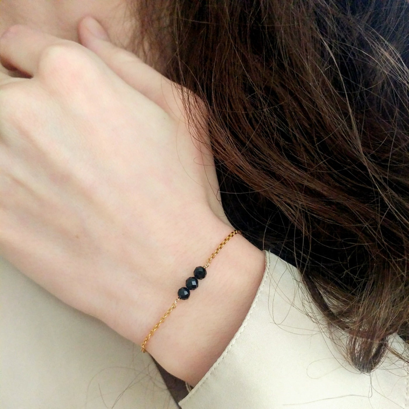 Armband - Schwarzer Turmalin facettiert auf feiner Kette aus Edelstahl in gold | pia norden