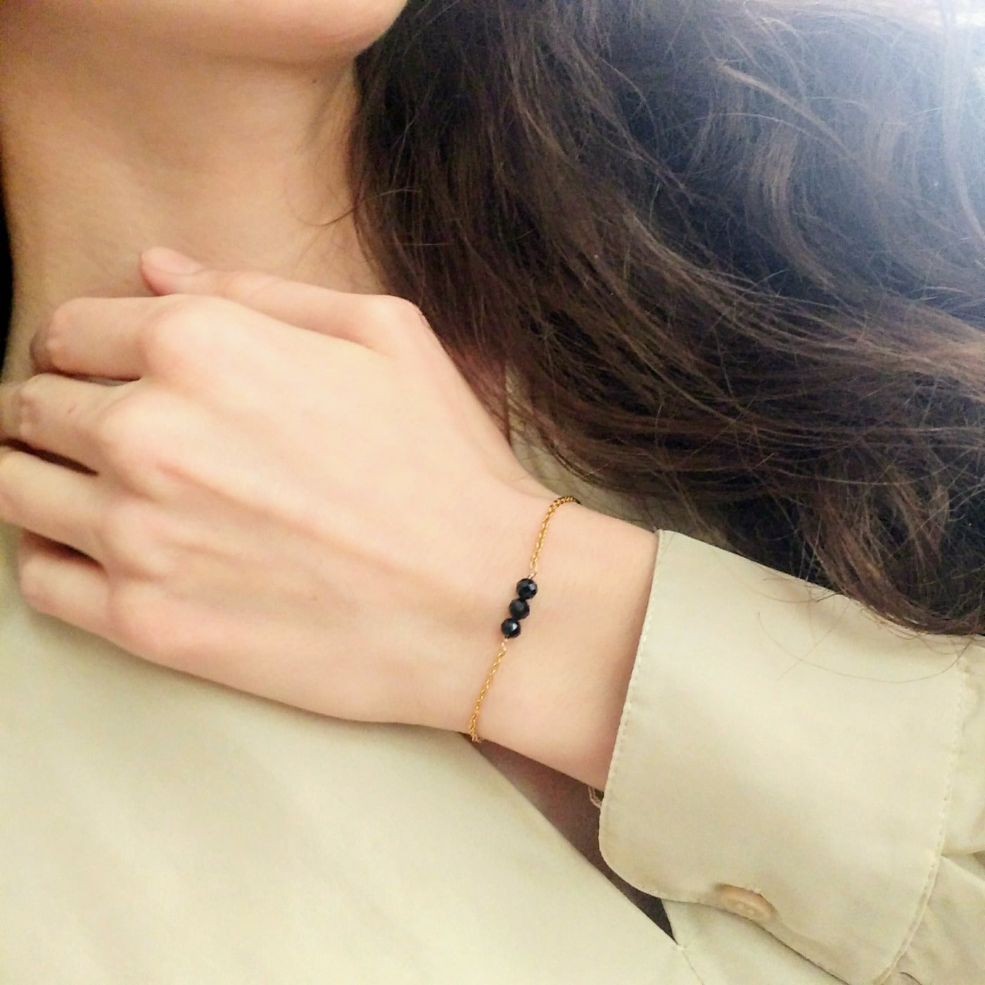 Armband - Schwarzer Turmalin facettiert auf feiner Kette aus Edelstahl in gold | pia norden