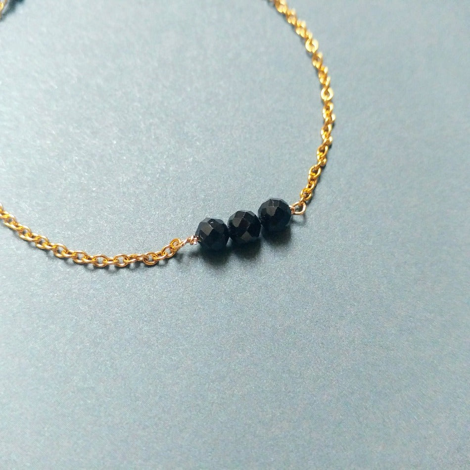 Armband - Schwarzer Turmalin facettiert auf feiner Kette aus Edelstahl in gold | pia norden