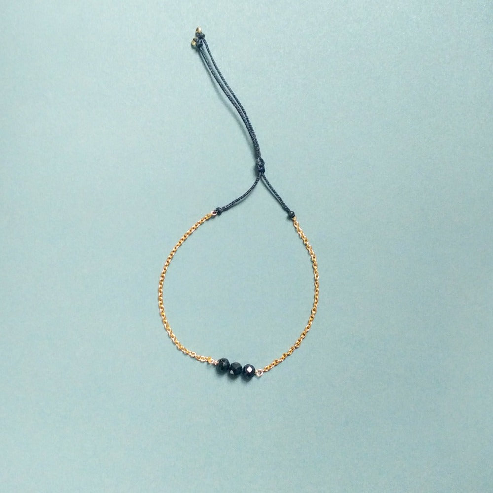 Armband - Schwarzer Turmalin facettiert auf feiner Kette aus Edelstahl in gold | pia norden