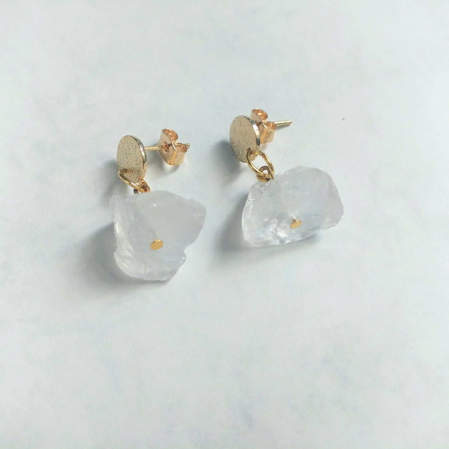 Roher Bergkristall Ohrringe gold und silber Ohrstecker