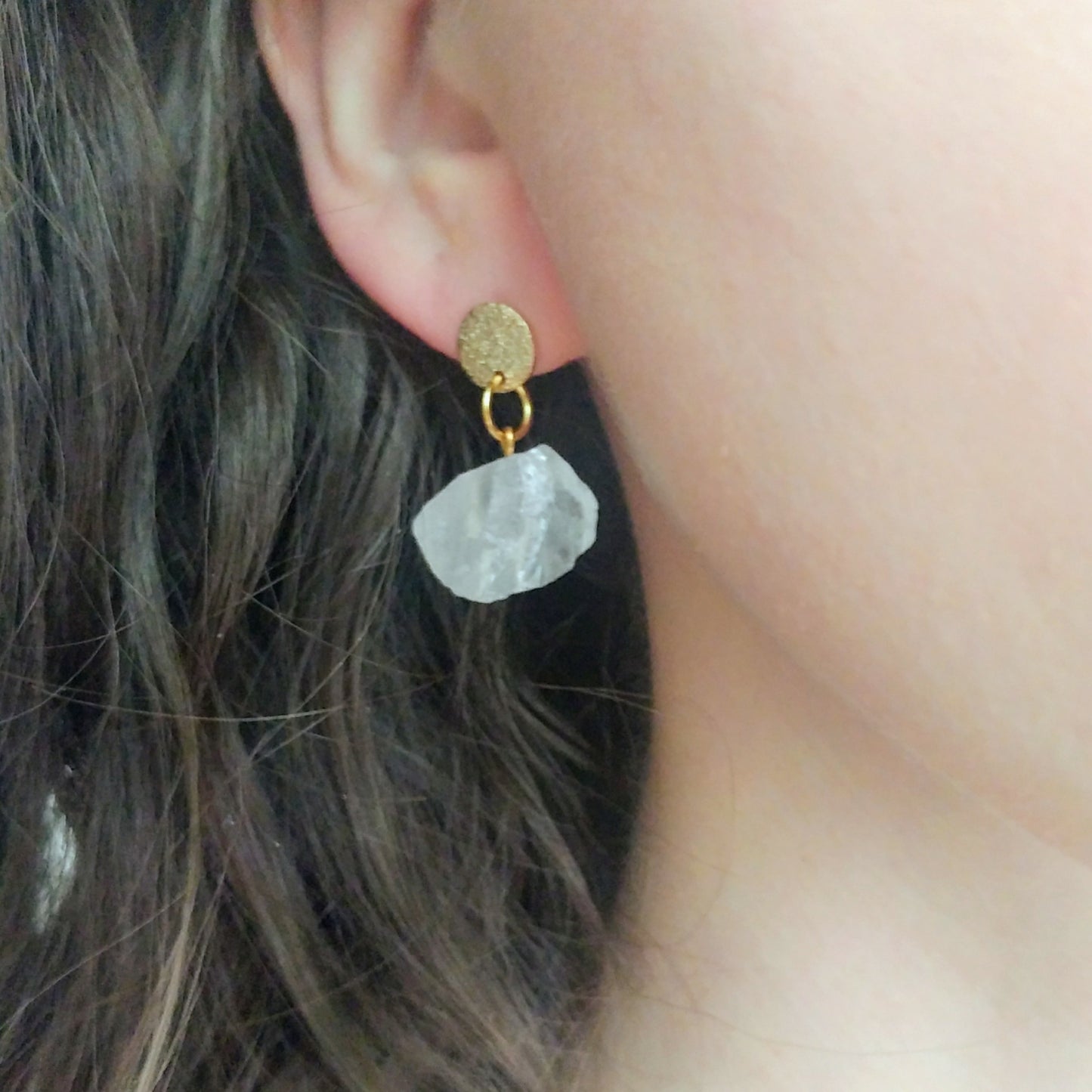 Roher Bergkristall Ohrringe gold und silber Ohrstecker
