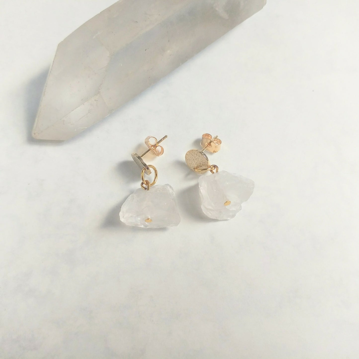 Roher Bergkristall Ohrringe gold und silber Ohrstecker
