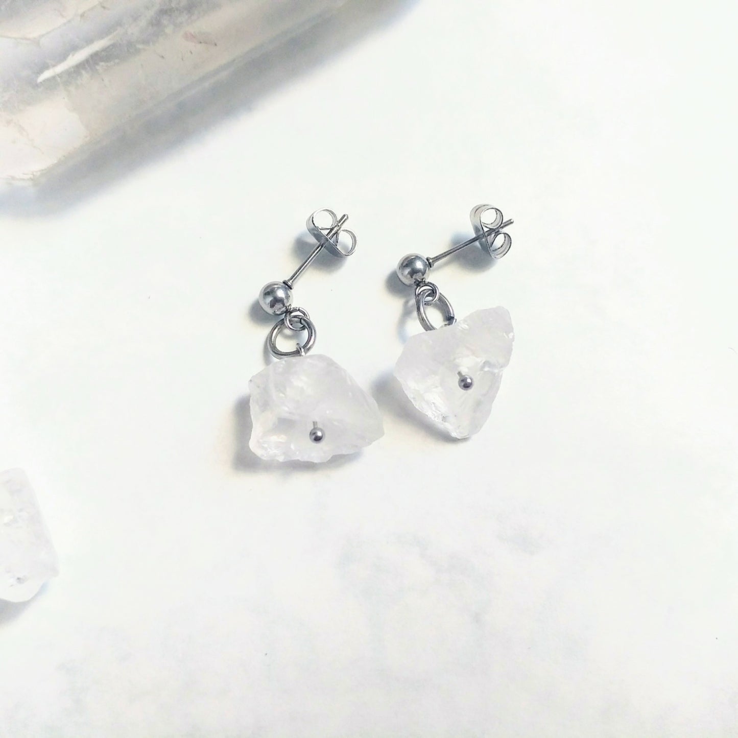 Roher Bergkristall Ohrringe gold und silber Ohrstecker