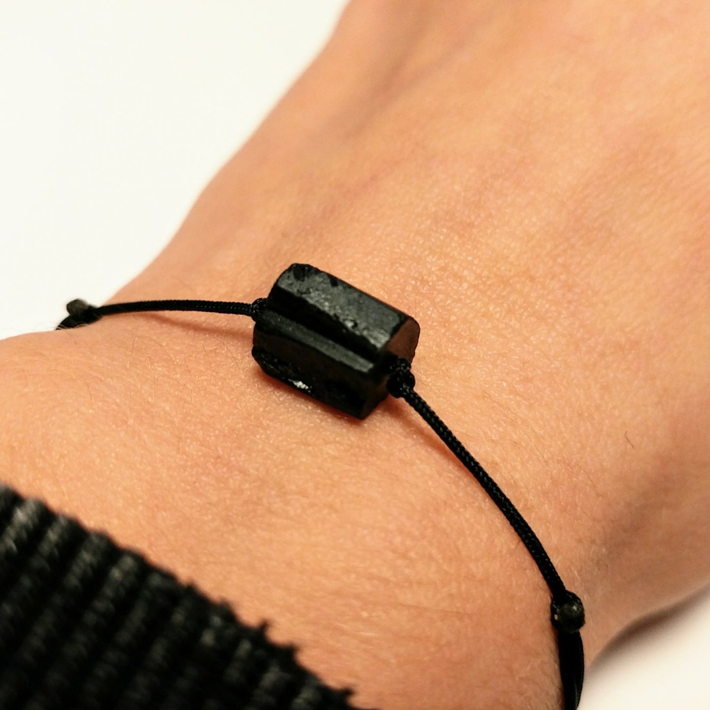 Schlichtes Armband in schwarz, schwarzer Turmalin roh, Schutzstein