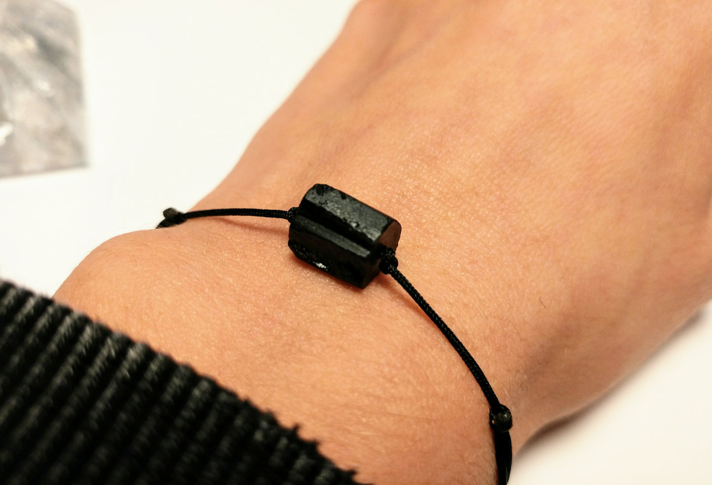 Schlichtes Armband in schwarz, schwarzer Turmalin roh, Schutzstein