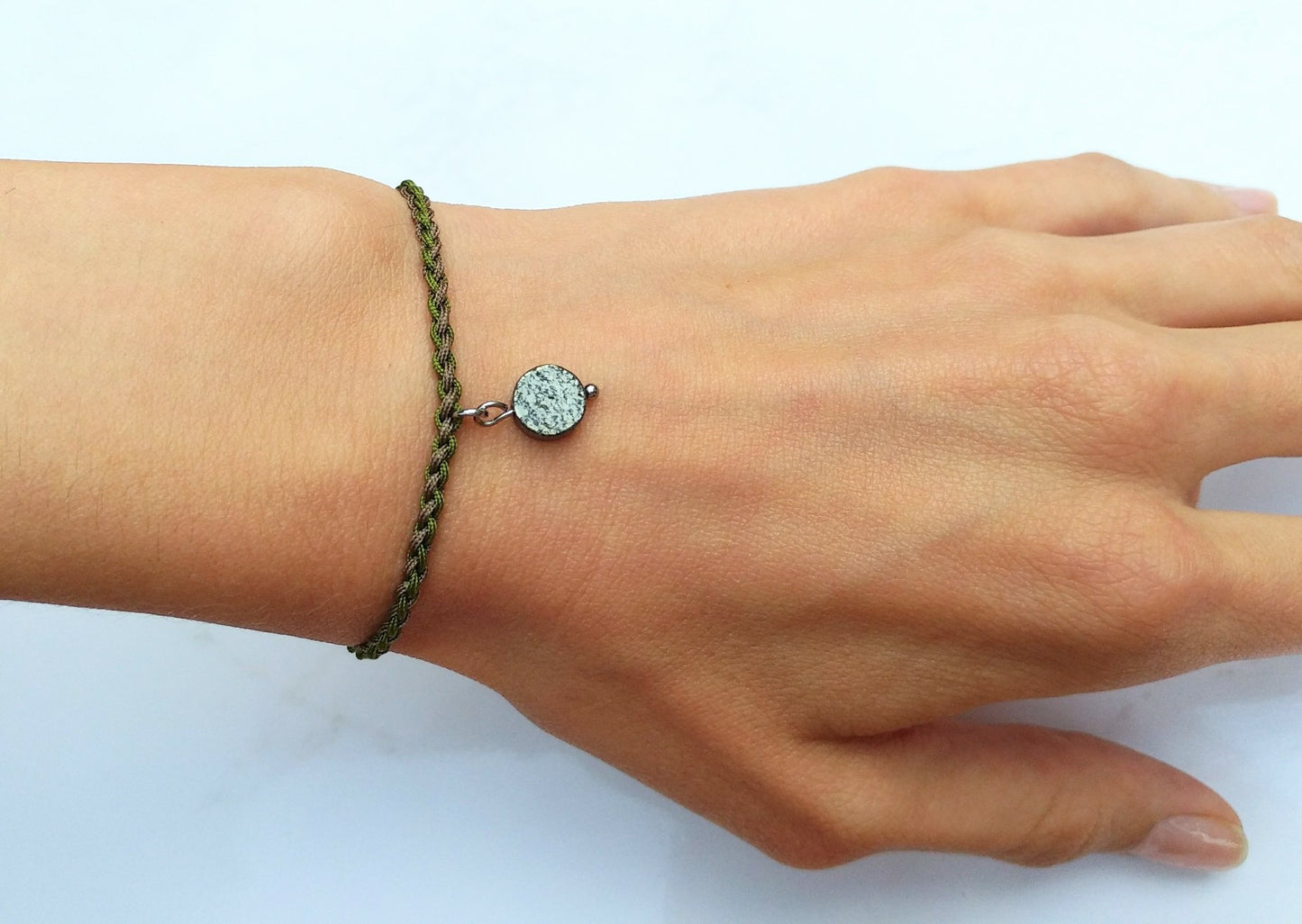 Geflochtenes Armband mit Pyrit | grün braun