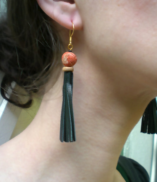 Ohrringe mit Leder und Korallen