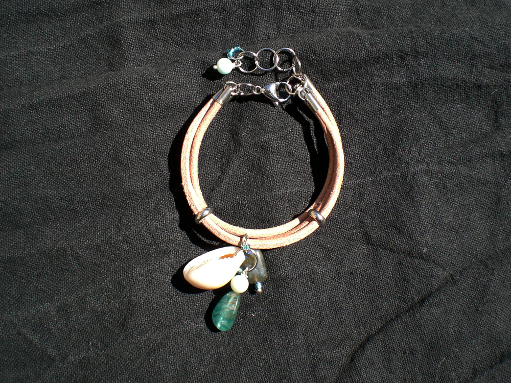 Lederarmband mit Edelsteinen
