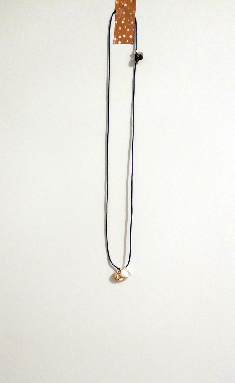 Halsband Hiddenit Kristall in Preußischblau mit Goldscheibe