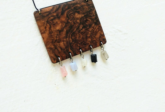 Handgemachte Halskette aus Nussholz mit Rosenquarz, Chalcedon, Labradorit, schwarzer Turmalin