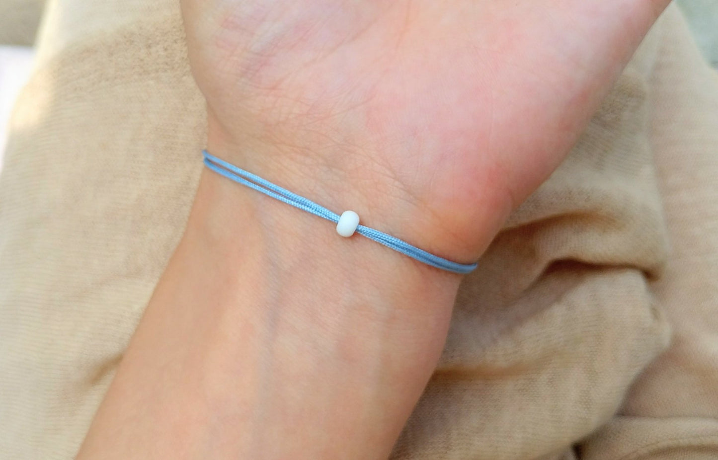 Roher Aquamarin Armband schlicht hellblau Rückseite mit weißer Glasperle