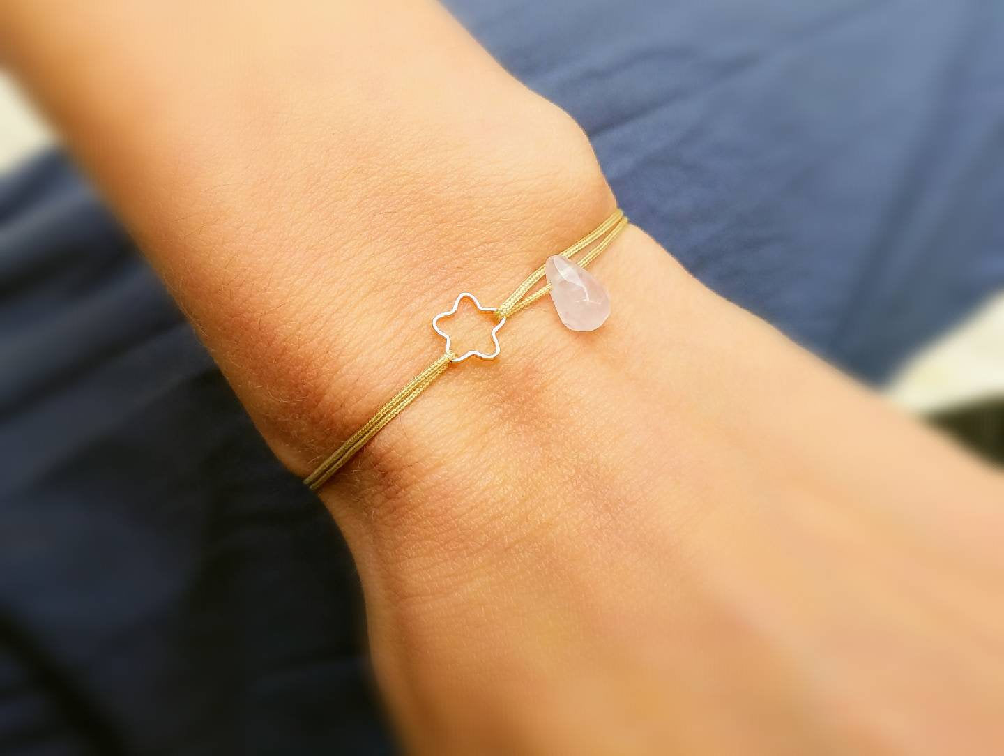 Rosenquarz Tropfen Armband & Blume vergoldet